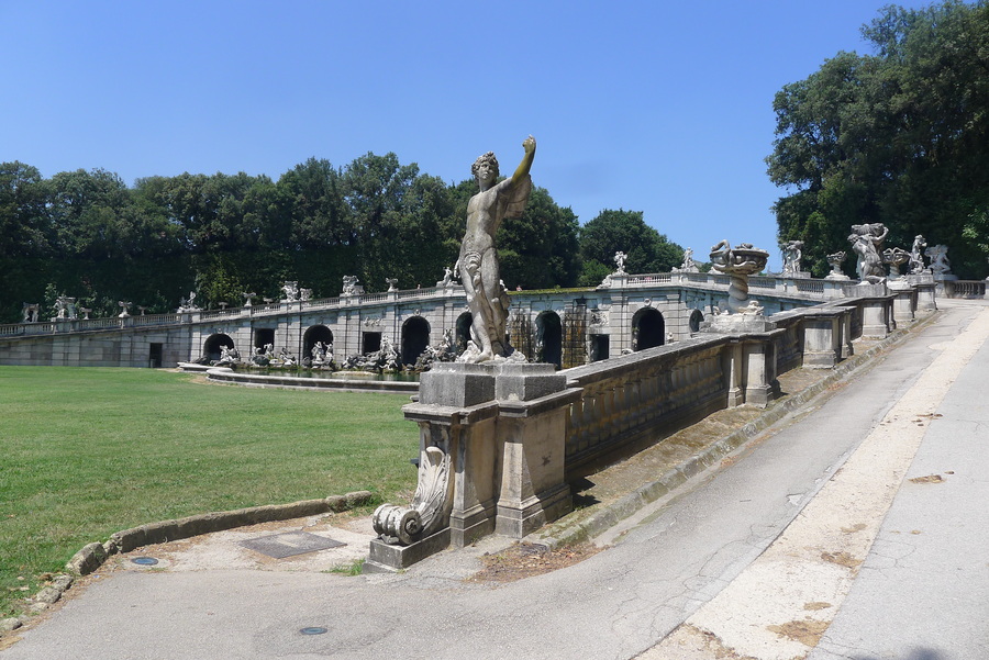 Statues in the Reggia Palace gardens